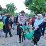 Polisi dan Warga di Sidrap Gotong Royong Bersihkan Selokan Cegah Banjir