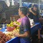 Dorong Ekonomi Lokal,Bupati  dan Wakil Bupati Sidrap Menyapa Pedagang Buah di Rappang 