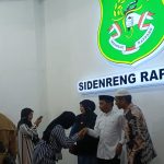 Usai Lepas Jemaah Haji, Bupati Sidrap Jadi Rebutan Warga untuk Berfoto