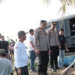 Kapolres Sidrap Turun Langsung Bantu Petani yang Terdampak Kekeringan