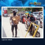 Aksi Humanis di Hari Pertama Ganjil-Genap: Anggota Bhabinkamtibmas Polsek Enrekang Bagikan Air Minum ke Pengendara SGN_09_19_2026_1789778967629
