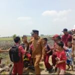 Bupati Syaharuddin Alrif Disambut Meriah Siswa SDN No.3 Teteaji, Berjalan Beriringan Menuju Sawah