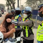 Bentuk Kepedulian dengan Kondisi Udara Yang Tercemar Sat Lantas Polres Sidrap Bagikan Masker kepada Pengendara